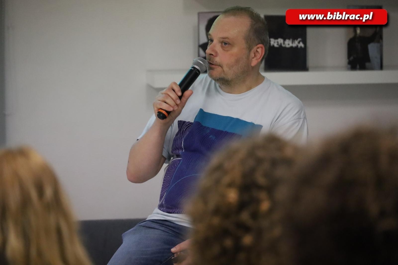 Zdjęcie w galerii na portalu naszraciborz.pl: Beats of freedom, czyli rockolekcje Leszka Gnoińskiego w bibliotece wiadomości z regionu