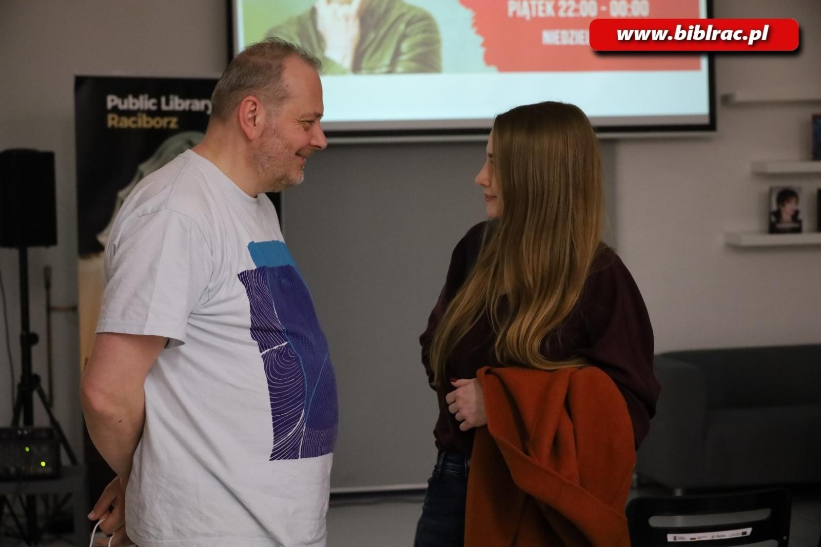 Zdjęcie w galerii na portalu naszraciborz.pl: Beats of freedom, czyli rockolekcje Leszka Gnoińskiego w bibliotece wiadomości z regionu