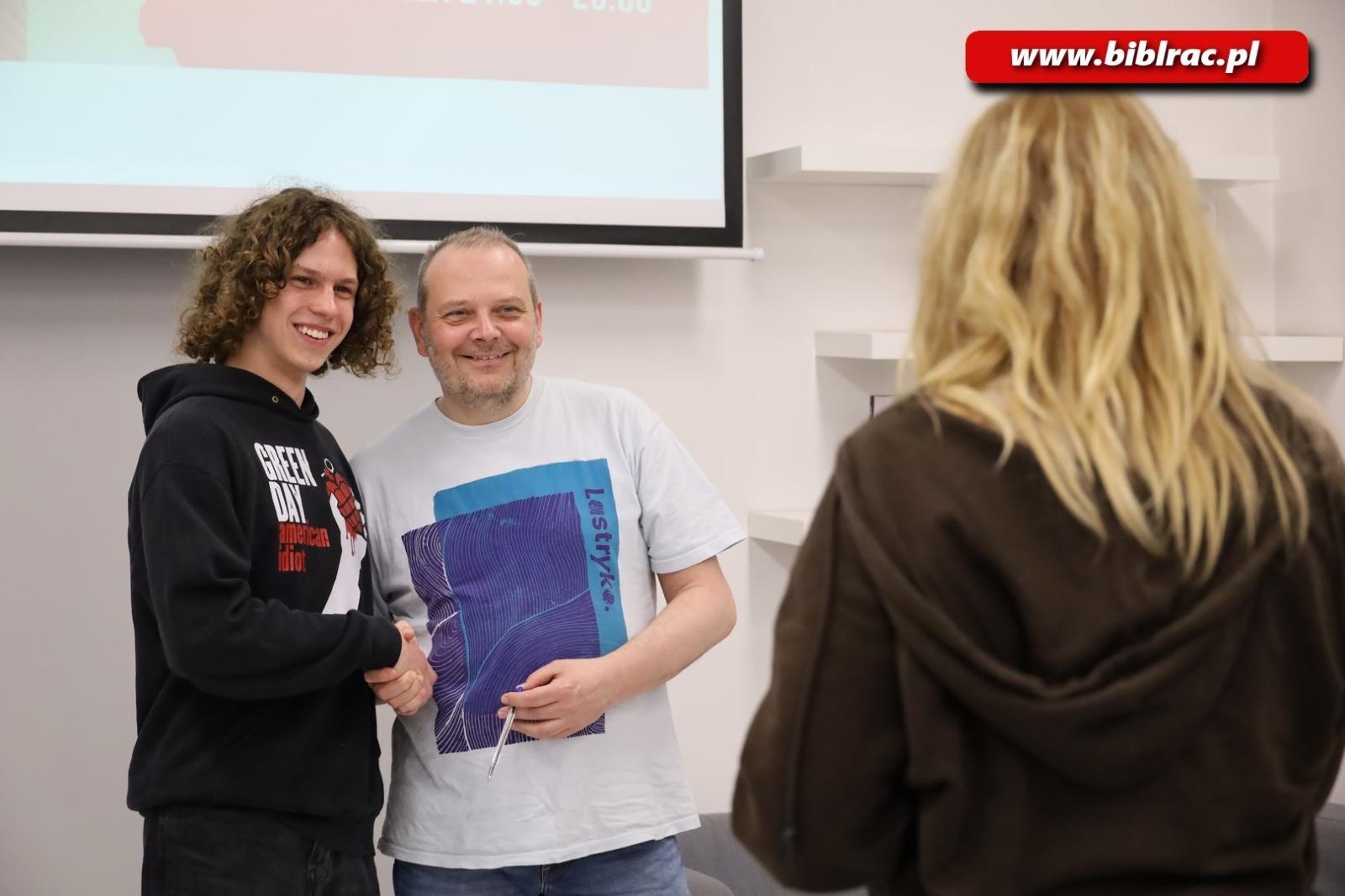 Zdjęcie w galerii na portalu naszraciborz.pl: Beats of freedom, czyli rockolekcje Leszka Gnoińskiego w bibliotece wiadomości z regionu