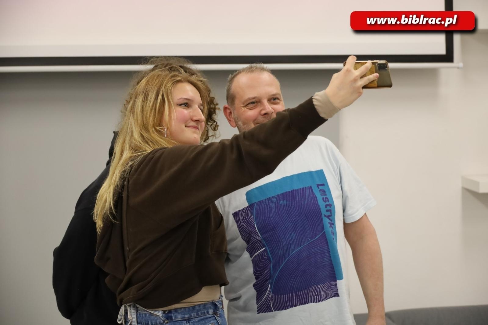 Zdjęcie w galerii na portalu naszraciborz.pl: Beats of freedom, czyli rockolekcje Leszka Gnoińskiego w bibliotece wiadomości z regionu