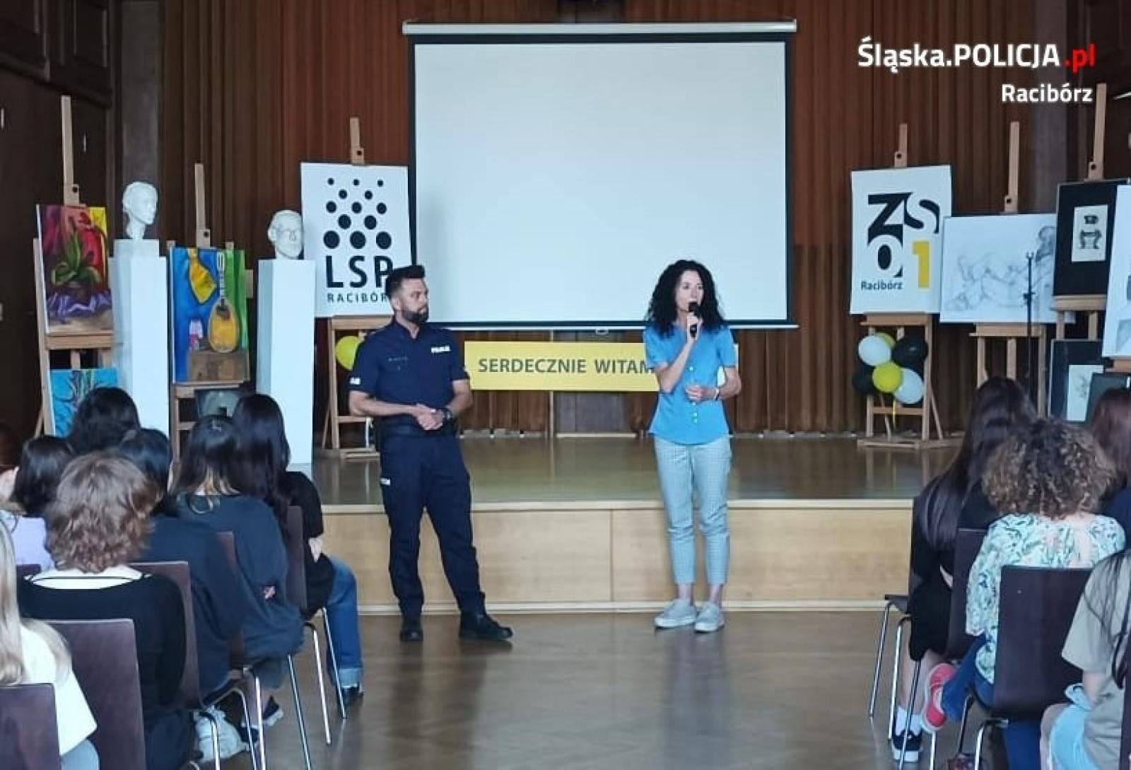 Zdjęcie w galerii na portalu naszraciborz.pl: Jak być bezpiecznym? Policjanci edukują młodzież w temacie cyberzagrożeń wiadomości z regionu