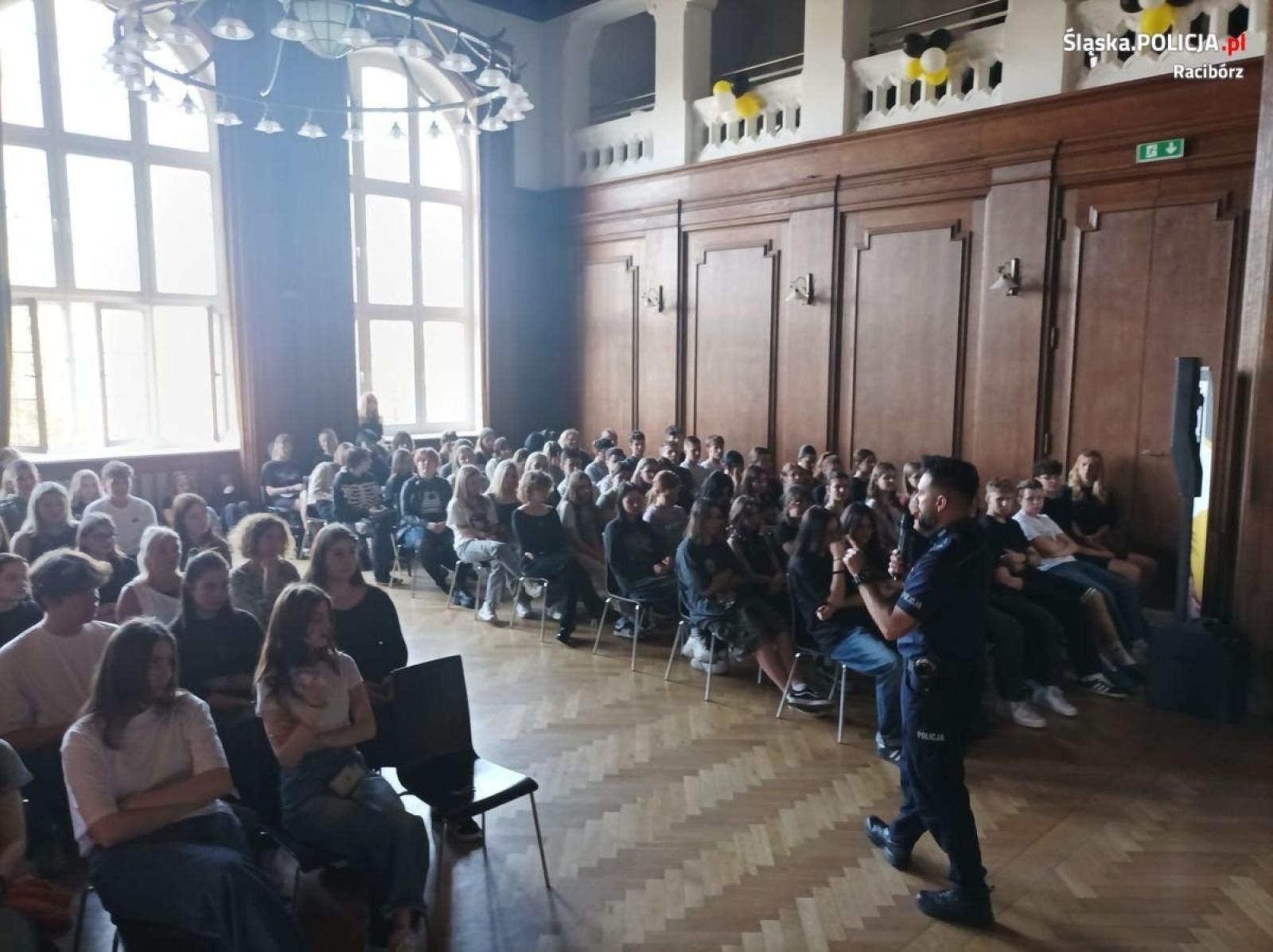 Zdjęcie w galerii na portalu naszraciborz.pl: Jak być bezpiecznym? Policjanci edukują młodzież w temacie cyberzagrożeń wiadomości z regionu