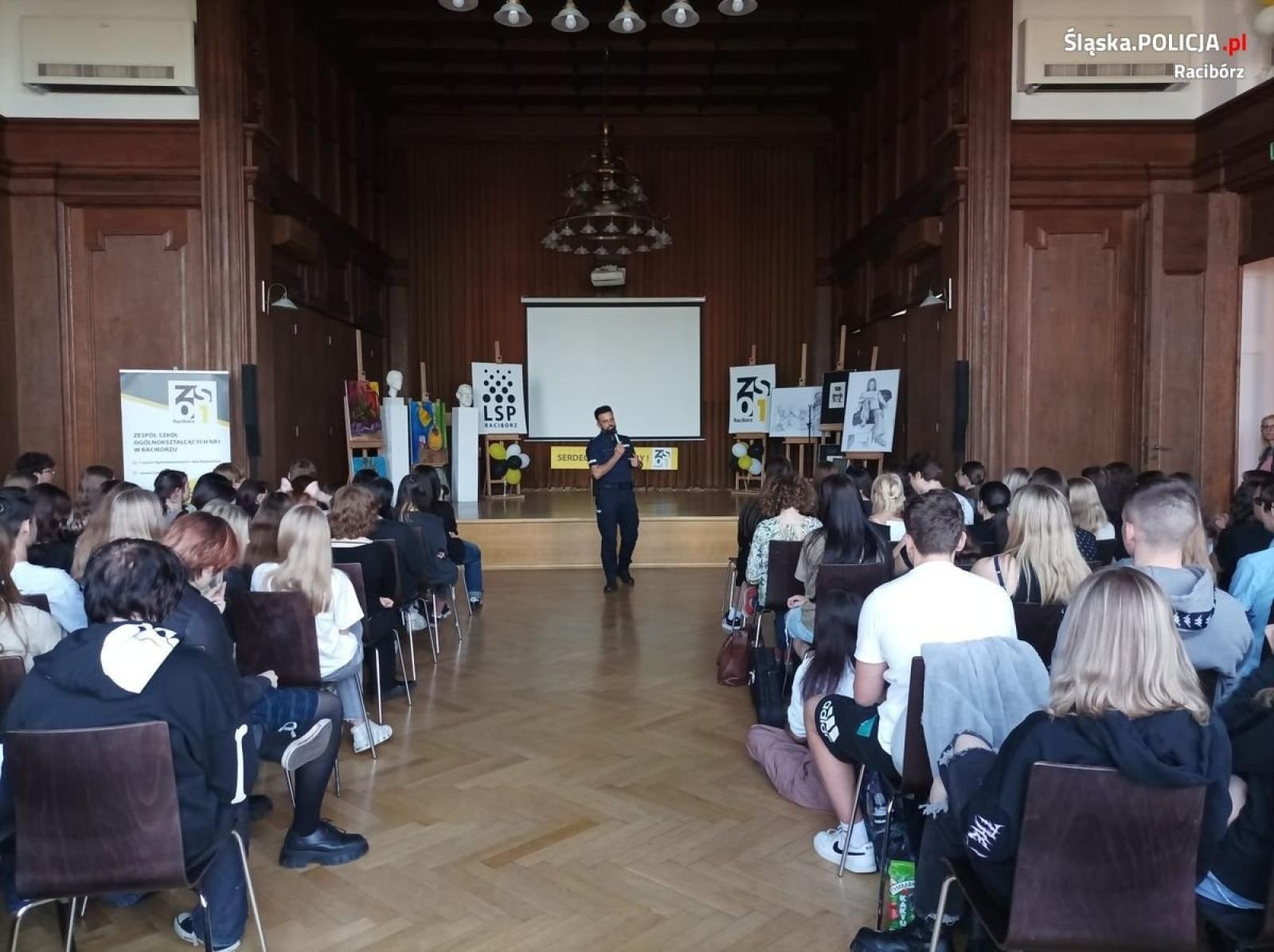 Zdjęcie w galerii na portalu naszraciborz.pl: Jak być bezpiecznym? Policjanci edukują młodzież w temacie cyberzagrożeń wiadomości z regionu