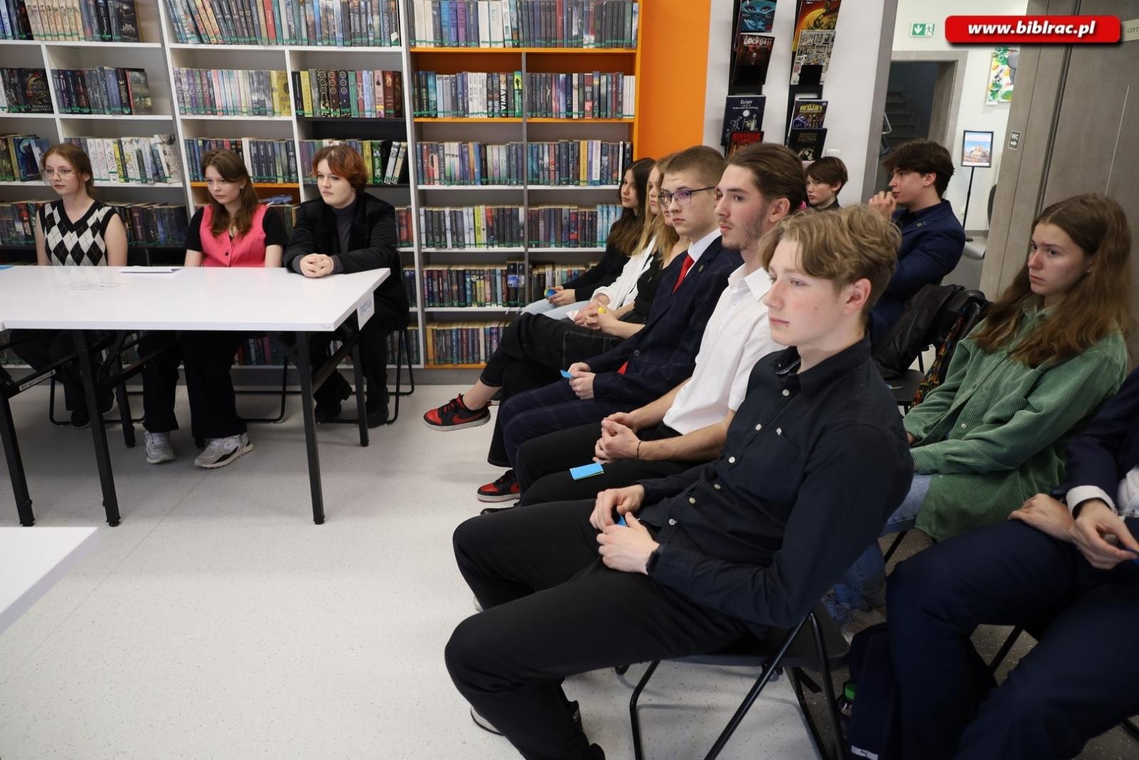Zdjęcie w galerii na portalu naszraciborz.pl: Voice your vision. Debata młodych w książnicy wiadomości z regionu