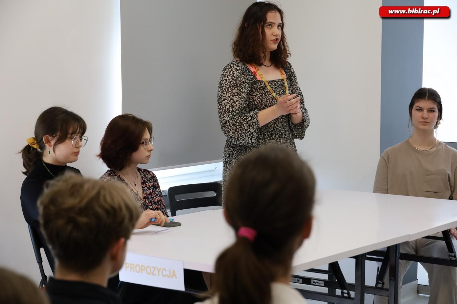 Zdjęcie w galerii na portalu naszraciborz.pl: Voice your vision. Debata młodych w książnicy wiadomości z regionu