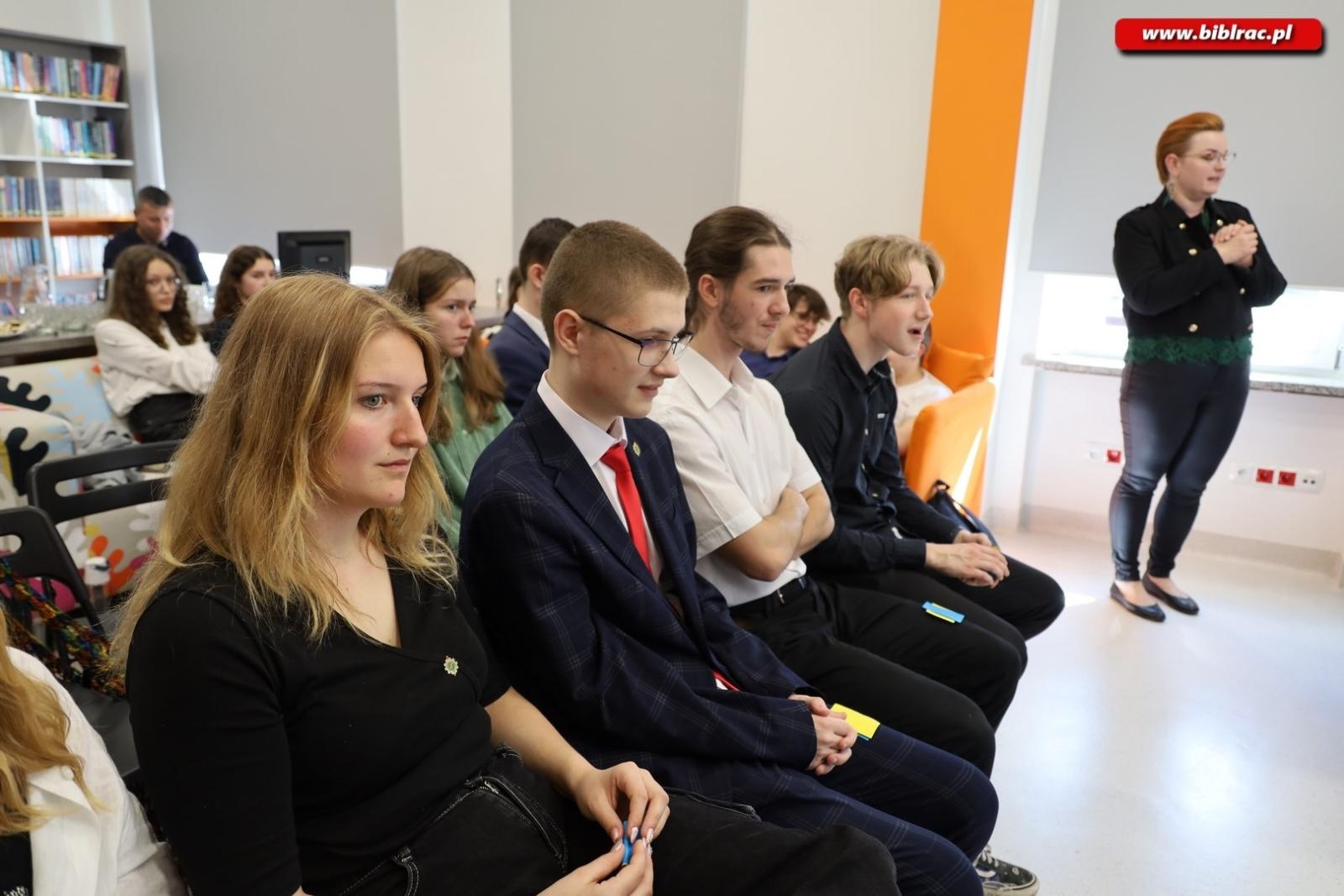 Zdjęcie w galerii na portalu naszraciborz.pl: Voice your vision. Debata młodych w książnicy wiadomości z regionu