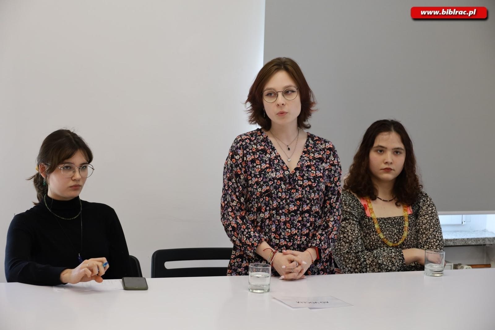 Zdjęcie w galerii na portalu naszraciborz.pl: Voice your vision. Debata młodych w książnicy wiadomości z regionu