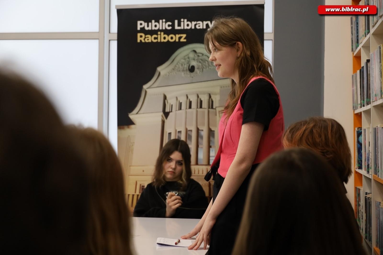 Zdjęcie w galerii na portalu naszraciborz.pl: Voice your vision. Debata młodych w książnicy wiadomości z regionu