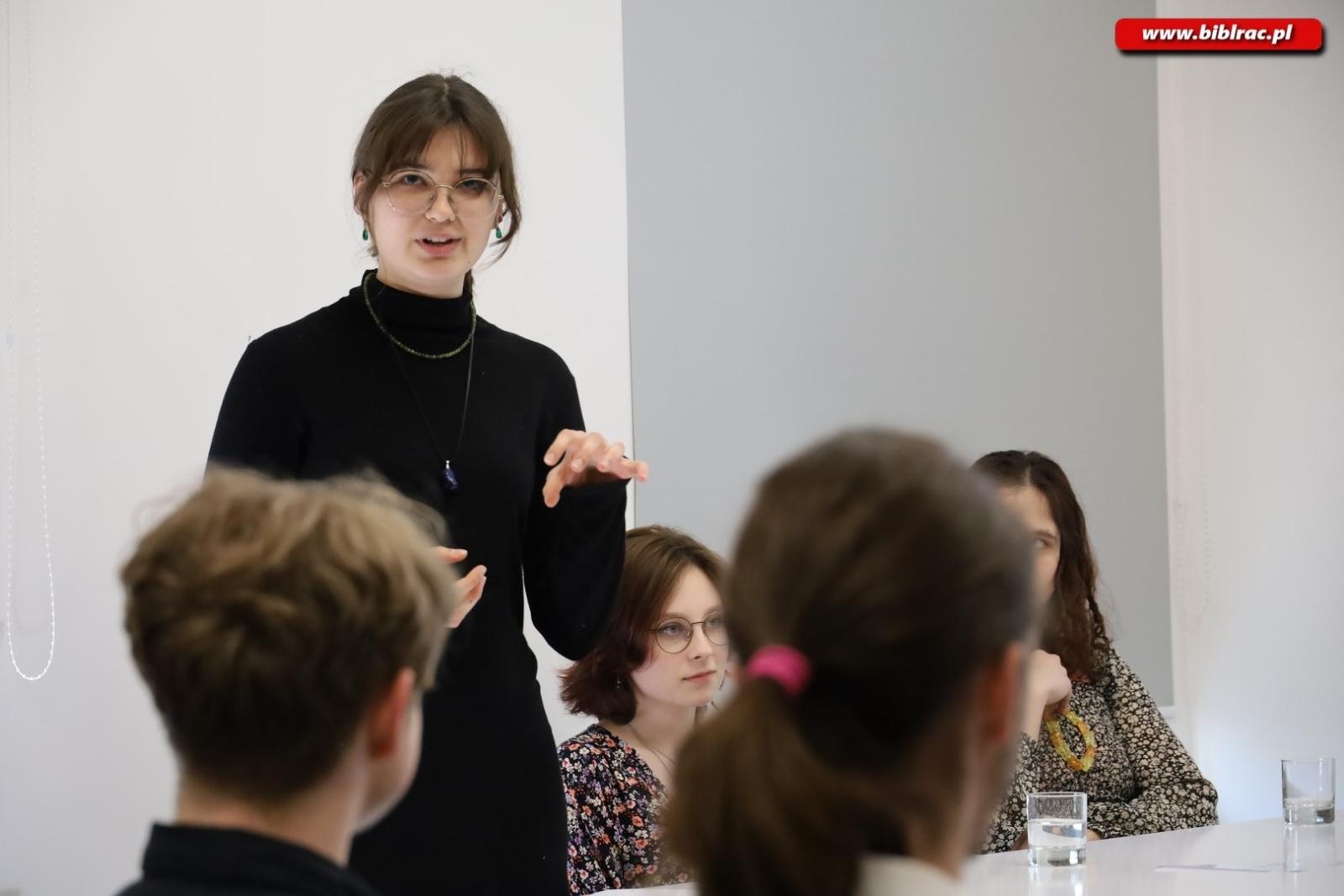 Zdjęcie w galerii na portalu naszraciborz.pl: Voice your vision. Debata młodych w książnicy wiadomości z regionu