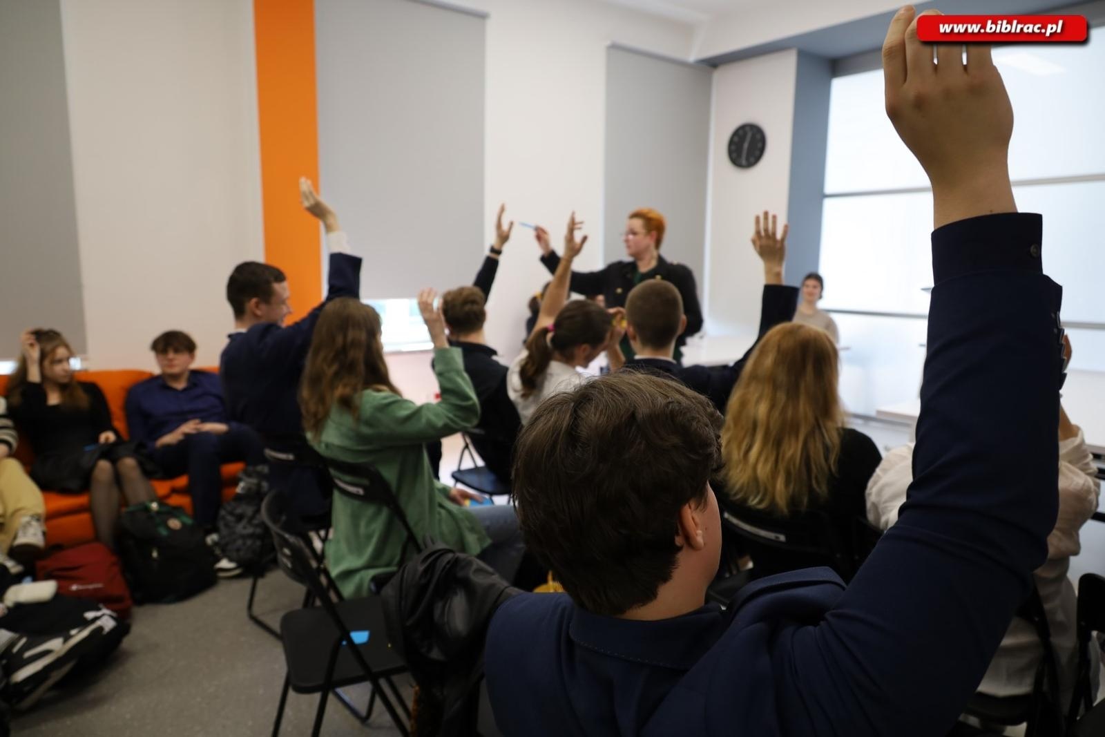 Zdjęcie w galerii na portalu naszraciborz.pl: Voice your vision. Debata młodych w książnicy wiadomości z regionu