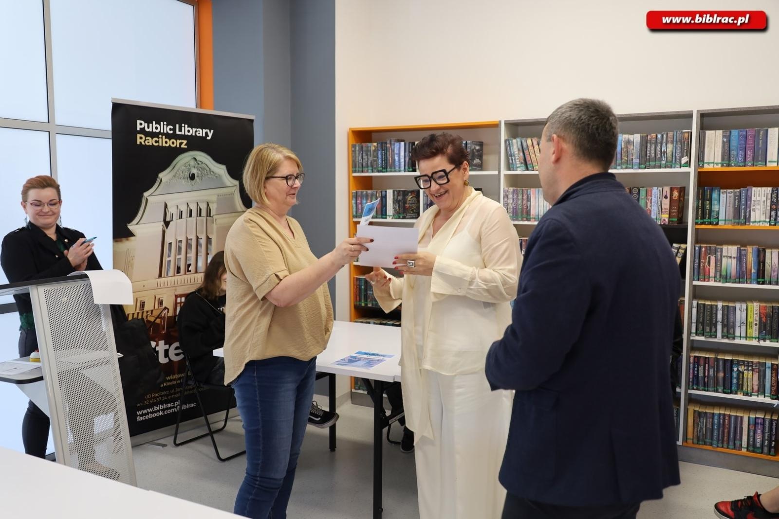 Zdjęcie w galerii na portalu naszraciborz.pl: Voice your vision. Debata młodych w książnicy wiadomości z regionu