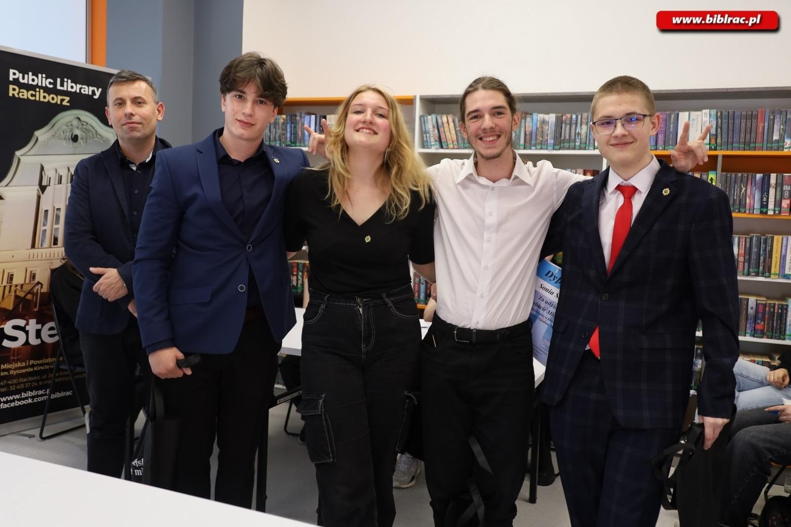 Zdjęcie w galerii na portalu naszraciborz.pl: Voice your vision. Debata młodych w książnicy wiadomości z regionu