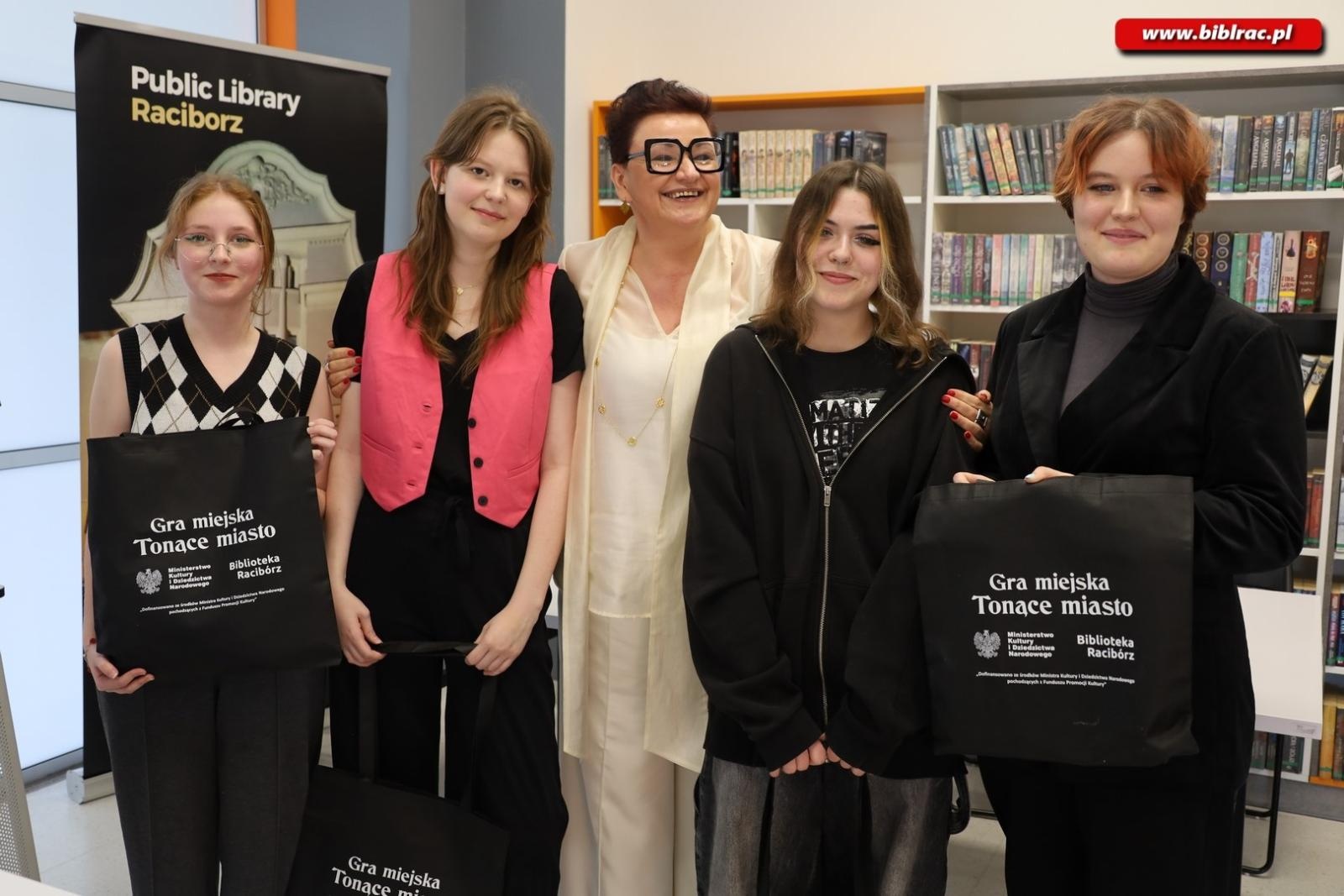 Zdjęcie w galerii na portalu naszraciborz.pl: Voice your vision. Debata młodych w książnicy wiadomości z regionu