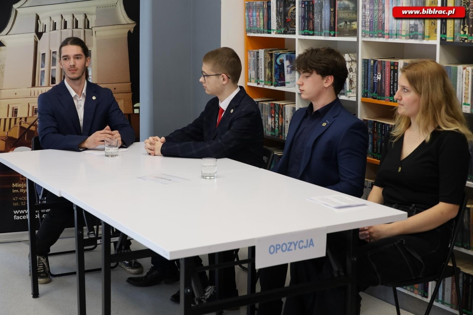 Zdjęcie w galerii na portalu naszraciborz.pl: Voice your vision. Debata młodych w książnicy wiadomości z regionu