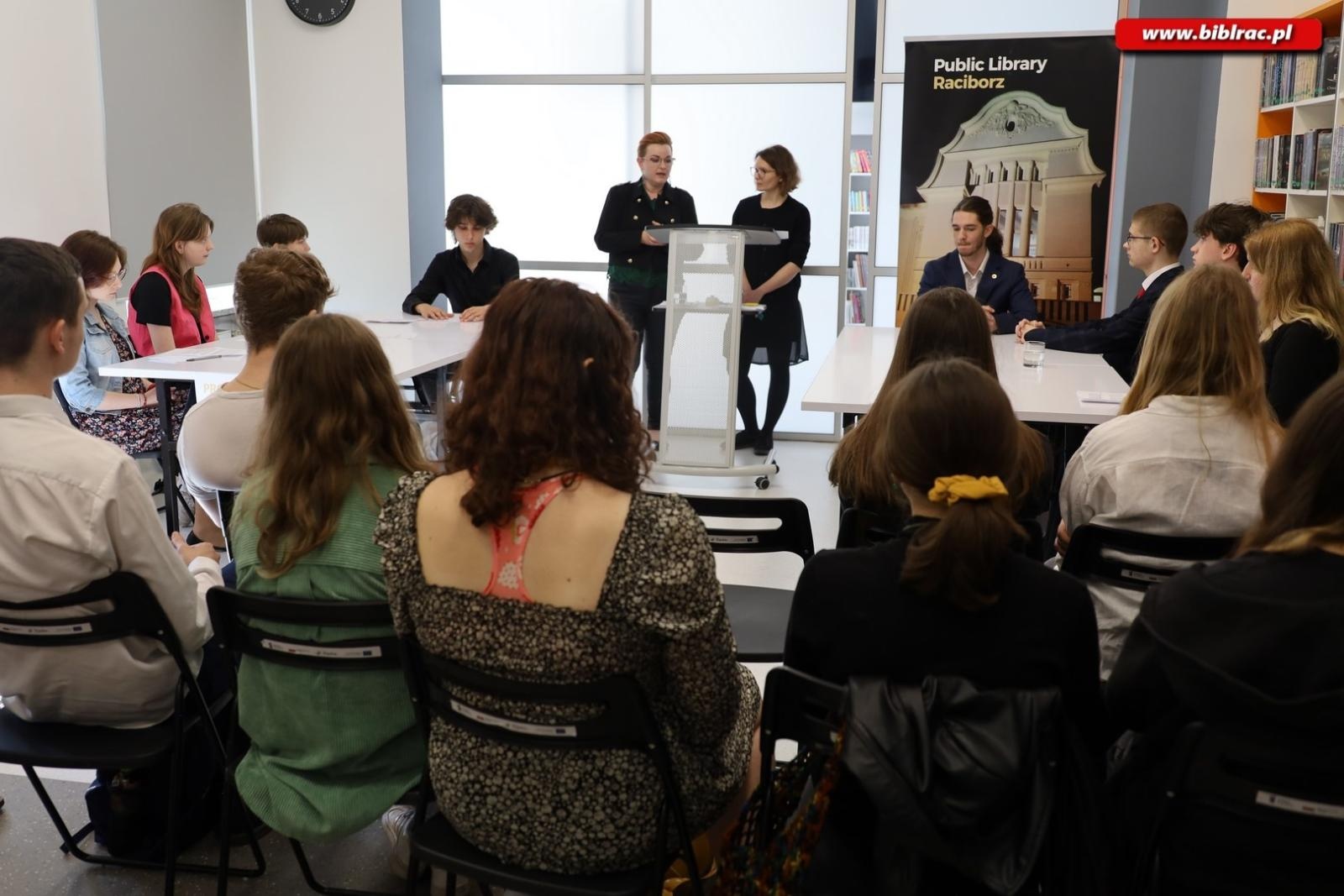 Zdjęcie w galerii na portalu naszraciborz.pl: Voice your vision. Debata młodych w książnicy wiadomości z regionu