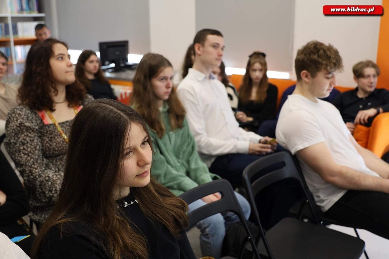 Zdjęcie w galerii na portalu naszraciborz.pl: Voice your vision. Debata młodych w książnicy wiadomości z regionu