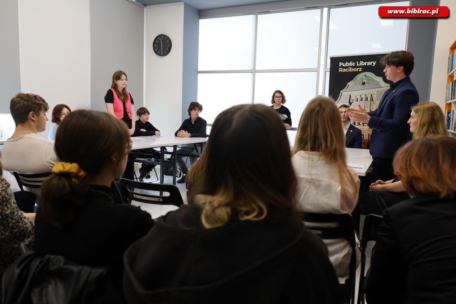 Zdjęcie w galerii na portalu naszraciborz.pl: Voice your vision. Debata młodych w książnicy wiadomości z regionu