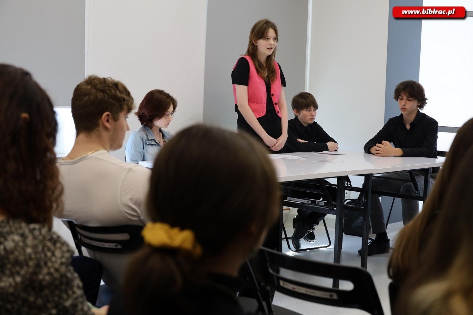 Zdjęcie w galerii na portalu naszraciborz.pl: Voice your vision. Debata młodych w książnicy wiadomości z regionu