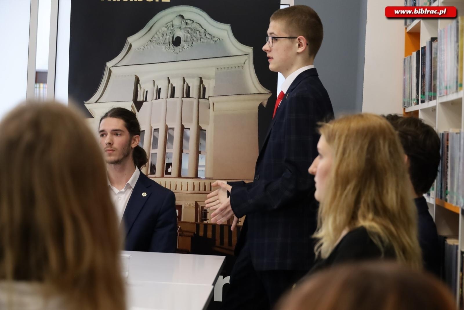 Zdjęcie w galerii na portalu naszraciborz.pl: Voice your vision. Debata młodych w książnicy wiadomości z regionu