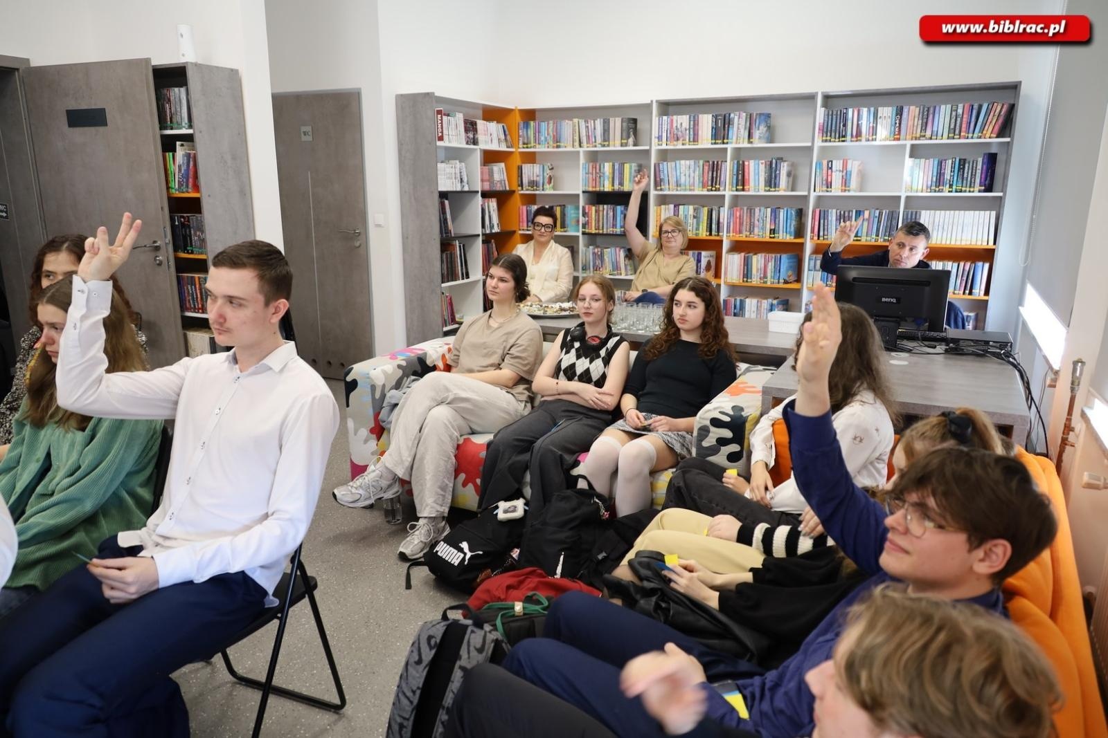 Zdjęcie w galerii na portalu naszraciborz.pl: Voice your vision. Debata młodych w książnicy wiadomości z regionu