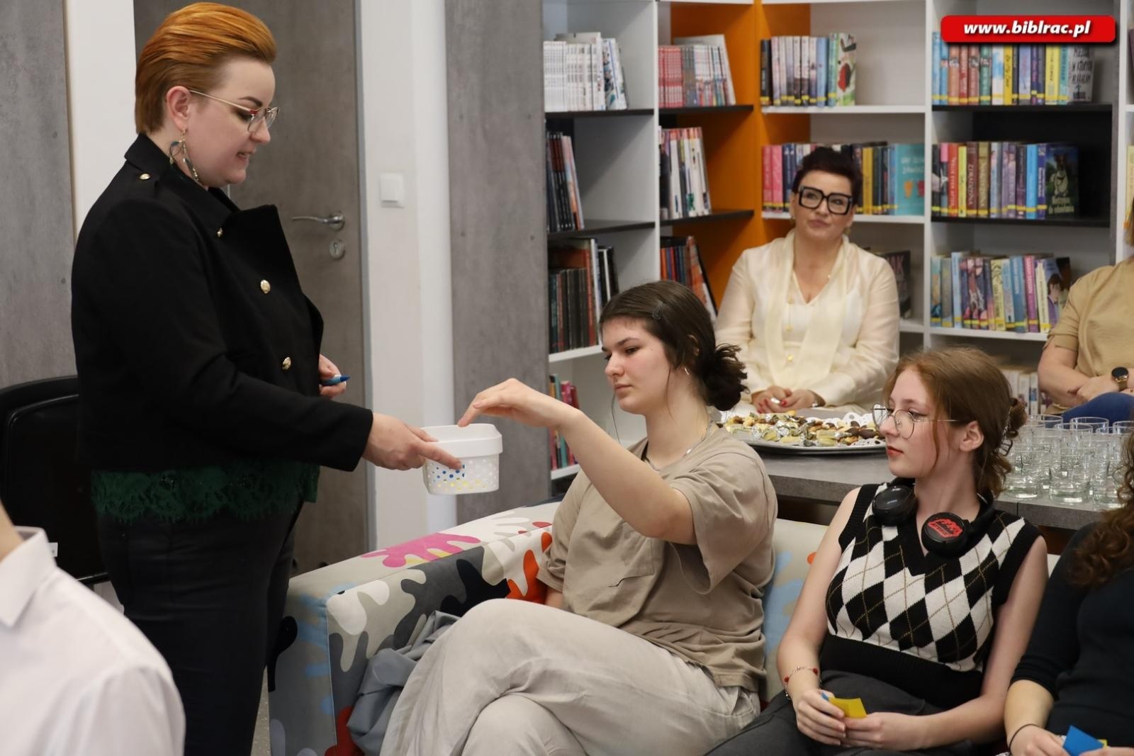 Zdjęcie w galerii na portalu naszraciborz.pl: Voice your vision. Debata młodych w książnicy wiadomości z regionu