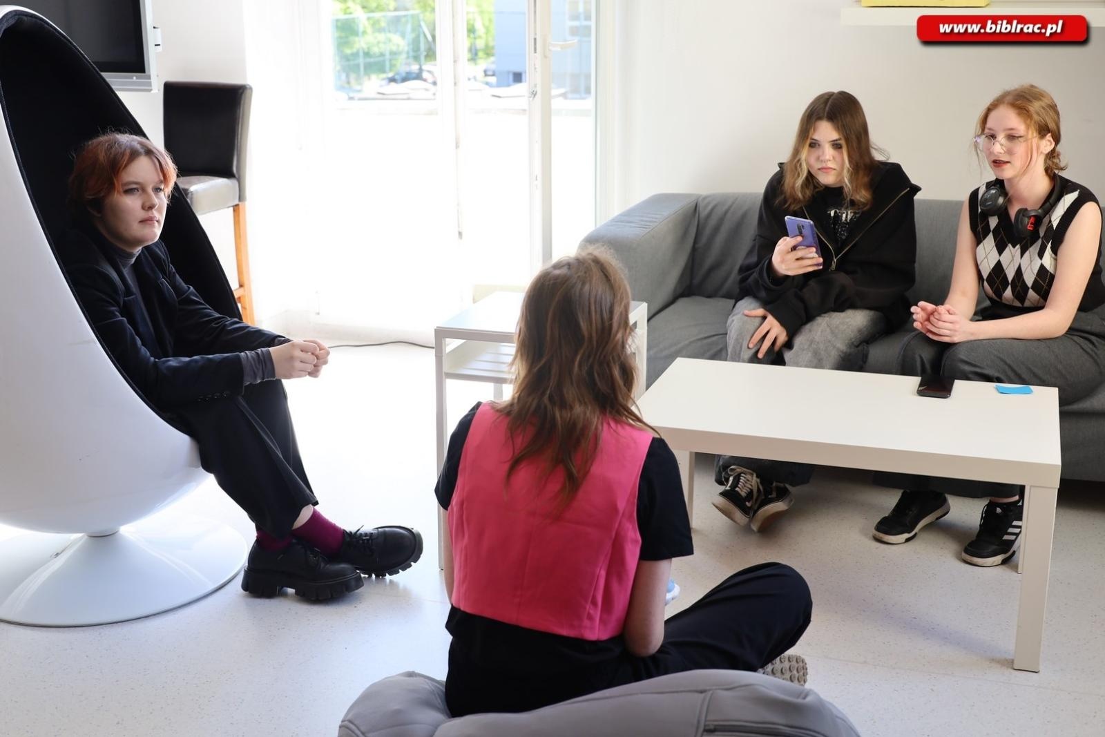 Zdjęcie w galerii na portalu naszraciborz.pl: Voice your vision. Debata młodych w książnicy wiadomości z regionu