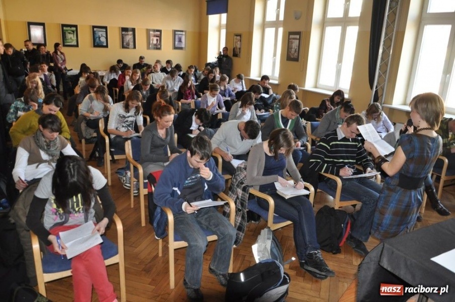 Zdjęcie w galerii na portalu naszraciborz.pl: Ortograficzne zmagania mają wzięcie wiadomości z regionu