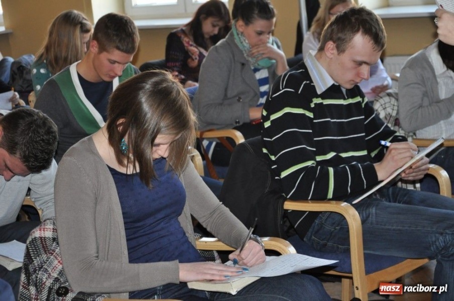 Zdjęcie w galerii na portalu naszraciborz.pl: Ortograficzne zmagania mają wzięcie wiadomości z regionu