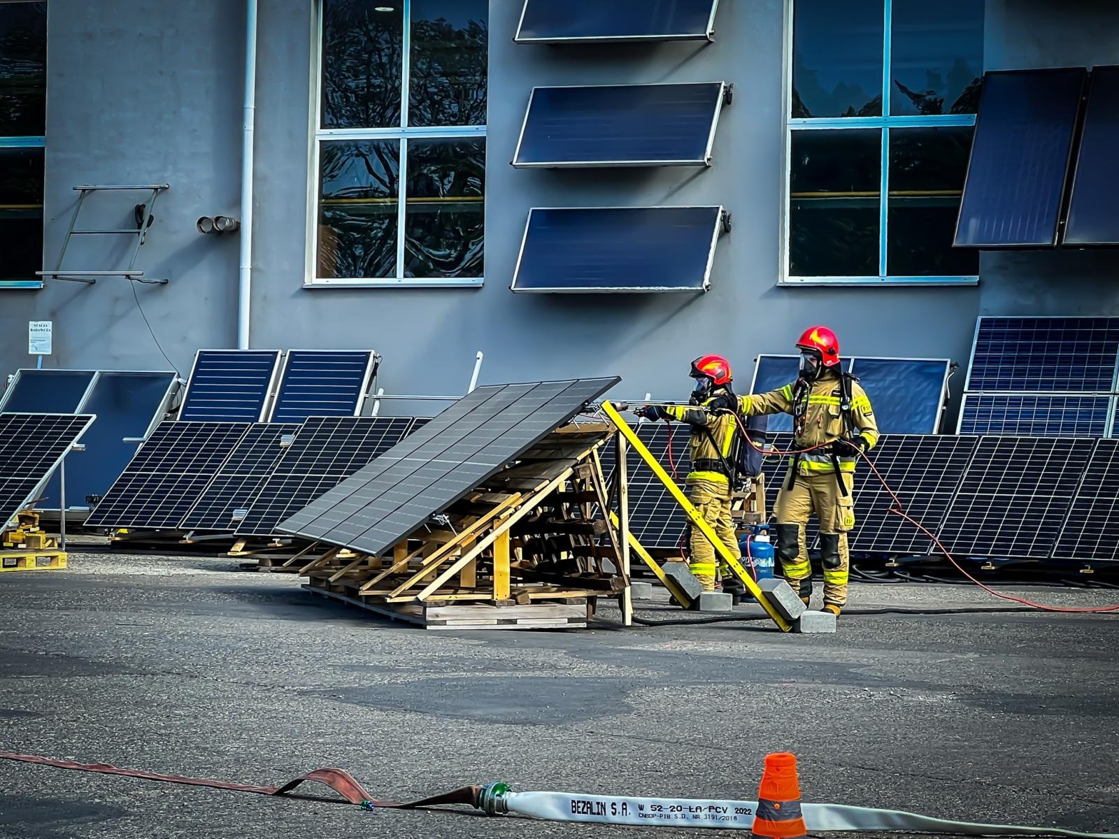 Zdjęcie w galerii na portalu naszraciborz.pl: Fotowoltaika w ogniu. Strażackie pokazy i konferencja w Raciborzu wiadomości z regionu