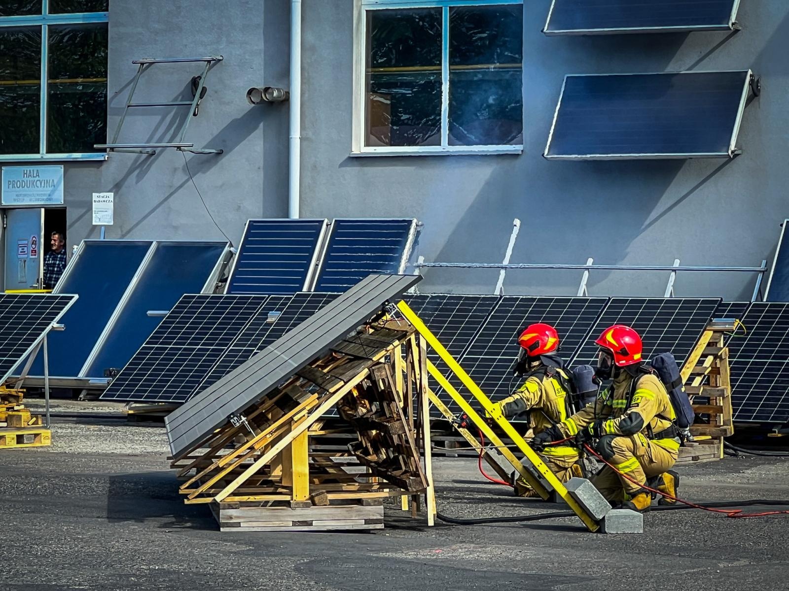 Zdjęcie w galerii na portalu naszraciborz.pl: Fotowoltaika w ogniu. Strażackie pokazy i konferencja w Raciborzu wiadomości z regionu