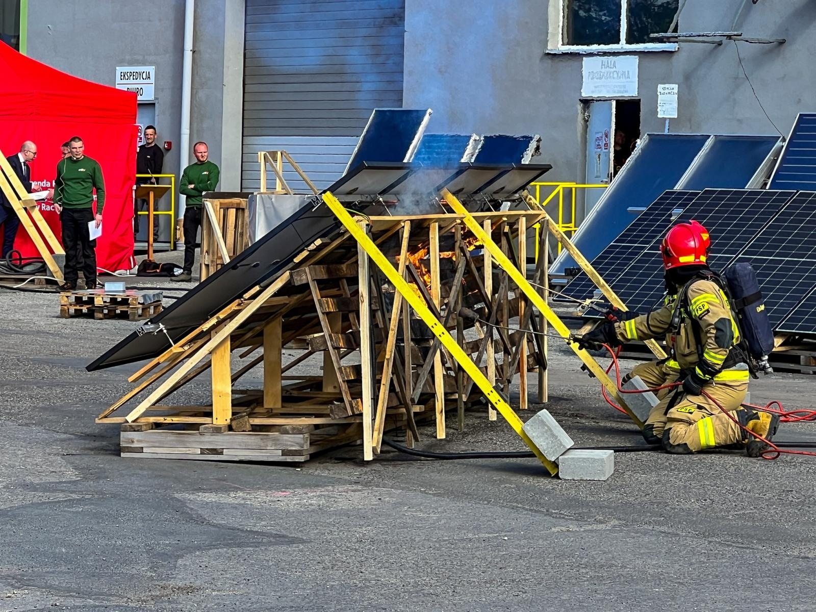 Zdjęcie w galerii na portalu naszraciborz.pl: Fotowoltaika w ogniu. Strażackie pokazy i konferencja w Raciborzu wiadomości z regionu