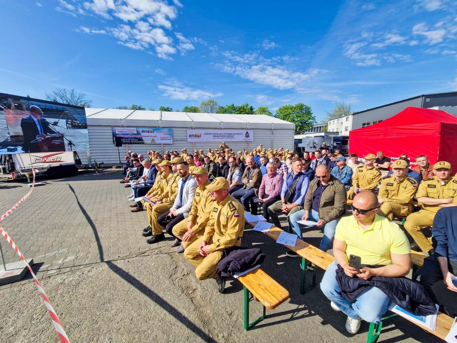 Zdjęcie w galerii na portalu naszraciborz.pl: Fotowoltaika w ogniu. Strażackie pokazy i konferencja w Raciborzu wiadomości z regionu