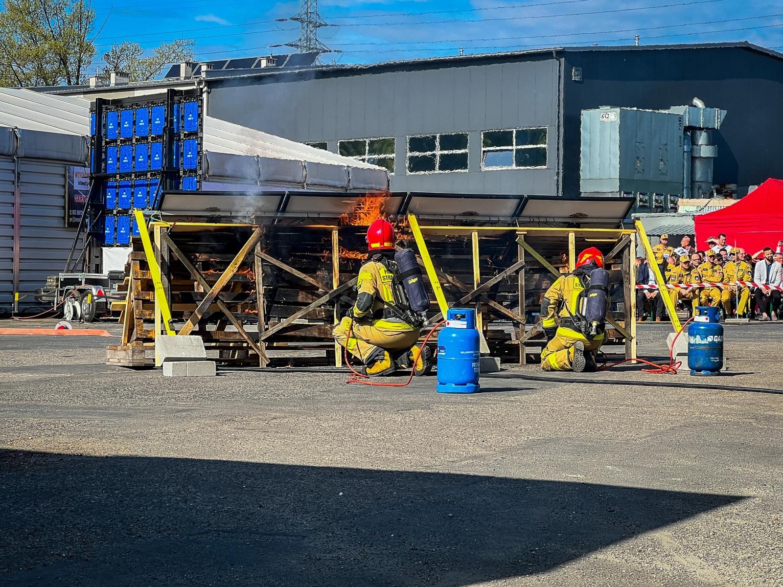 Zdjęcie w galerii na portalu naszraciborz.pl: Fotowoltaika w ogniu. Strażackie pokazy i konferencja w Raciborzu wiadomości z regionu