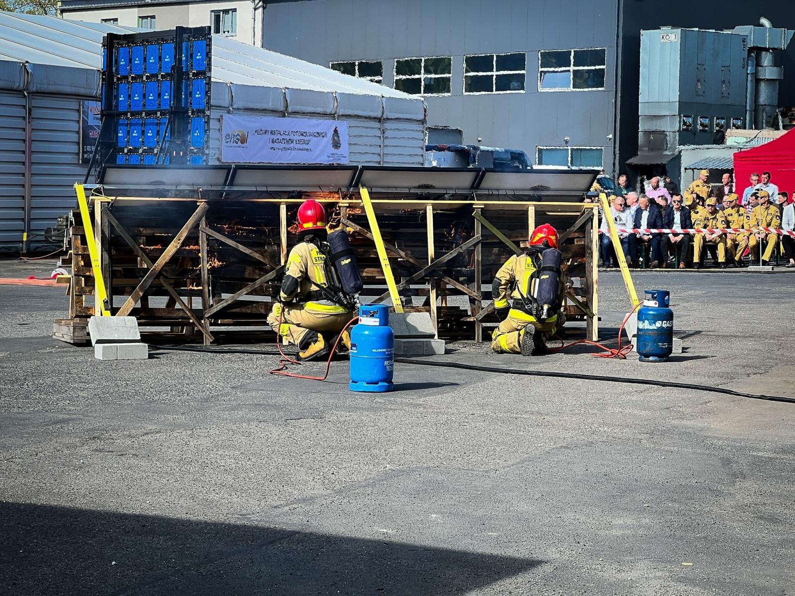 Zdjęcie w galerii na portalu naszraciborz.pl: Fotowoltaika w ogniu. Strażackie pokazy i konferencja w Raciborzu wiadomości z regionu