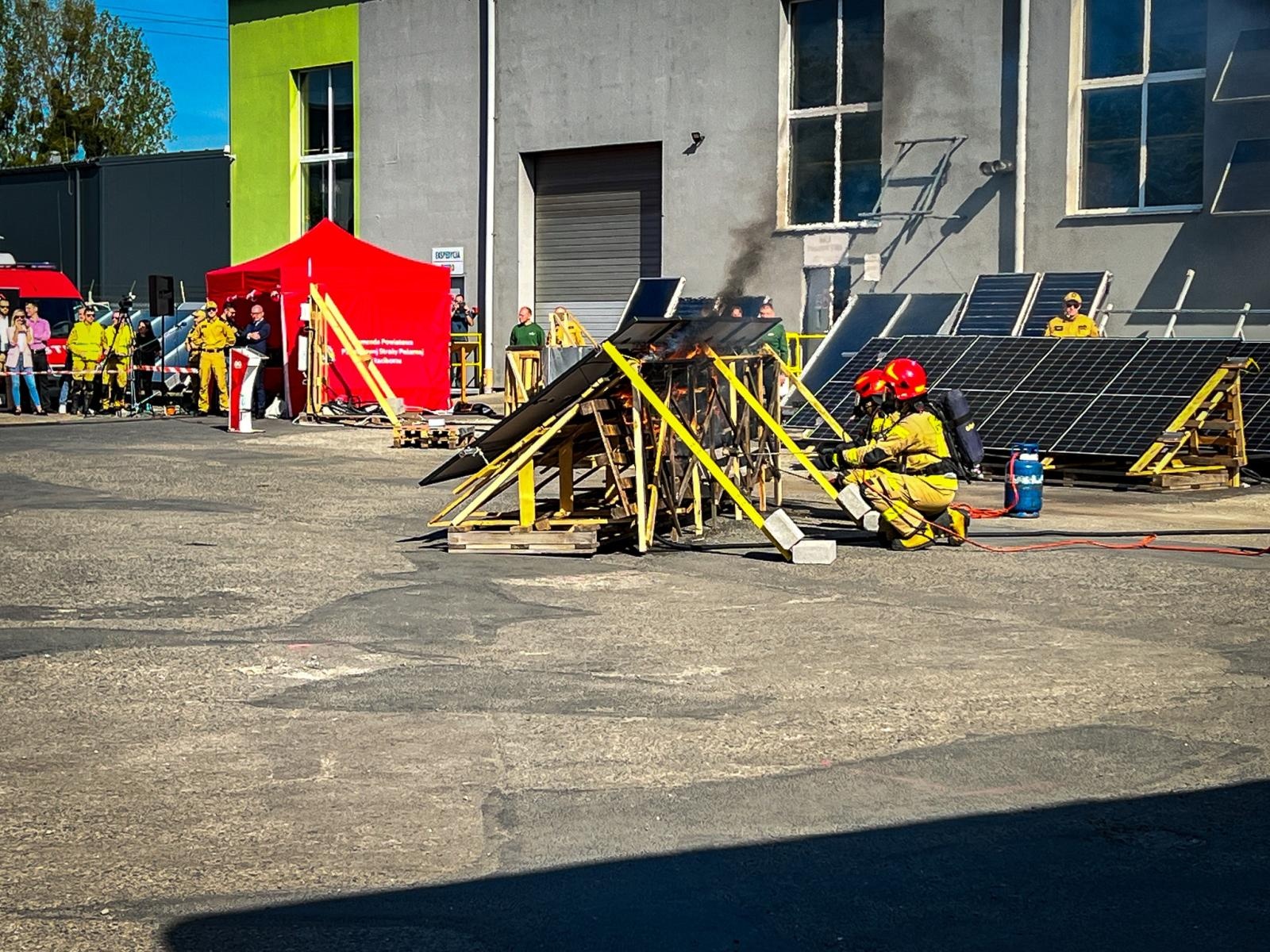 Zdjęcie w galerii na portalu naszraciborz.pl: Fotowoltaika w ogniu. Strażackie pokazy i konferencja w Raciborzu wiadomości z regionu