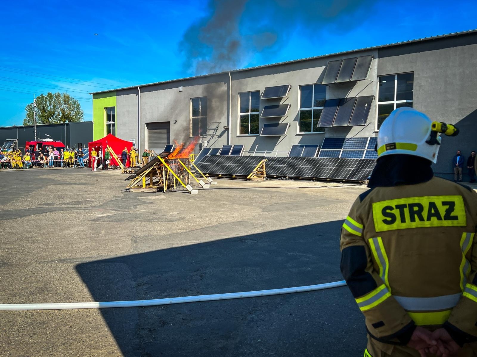 Zdjęcie w galerii na portalu naszraciborz.pl: Fotowoltaika w ogniu. Strażackie pokazy i konferencja w Raciborzu wiadomości z regionu
