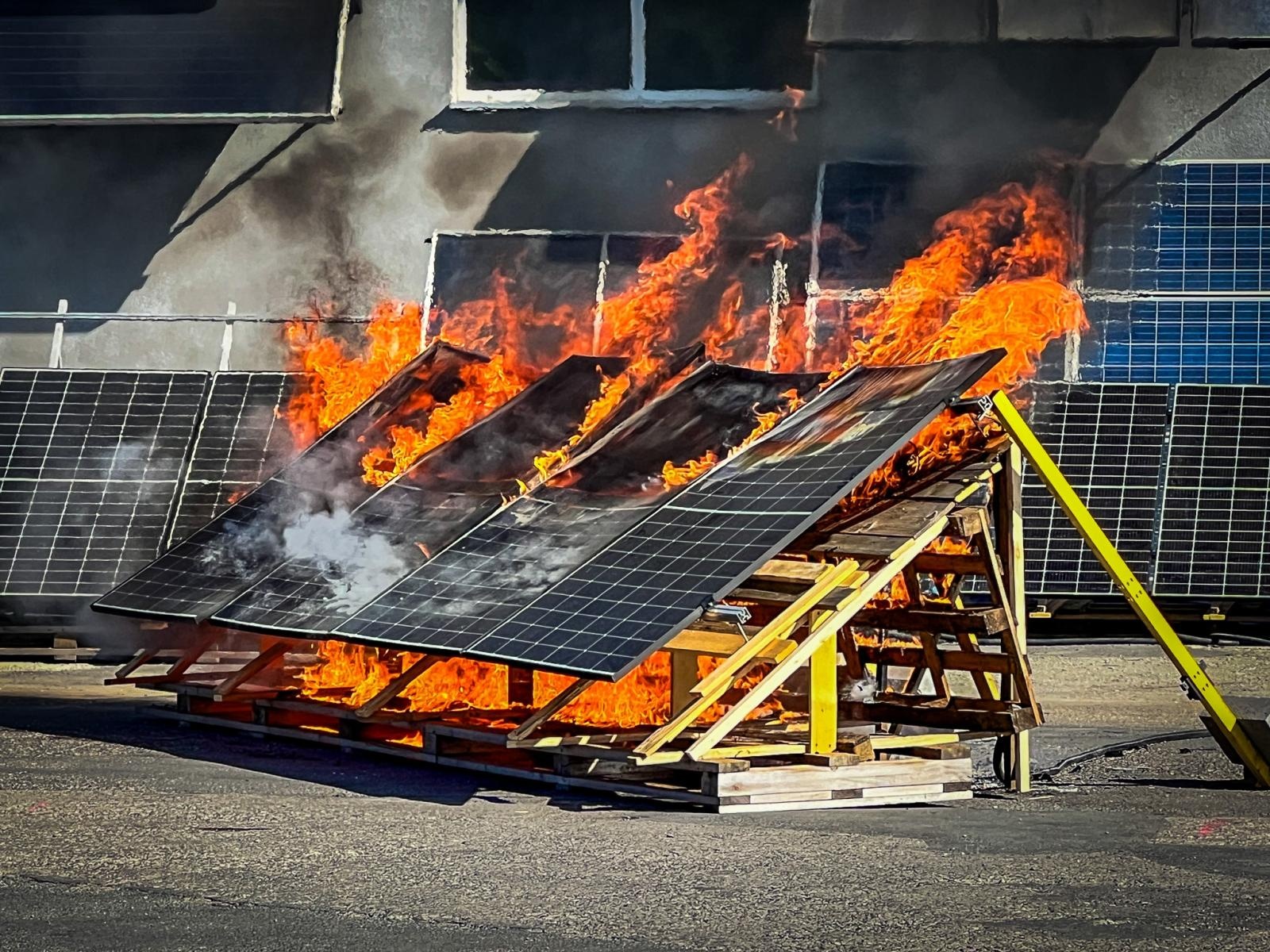 Zdjęcie w galerii na portalu naszraciborz.pl: Fotowoltaika w ogniu. Strażackie pokazy i konferencja w Raciborzu wiadomości z regionu