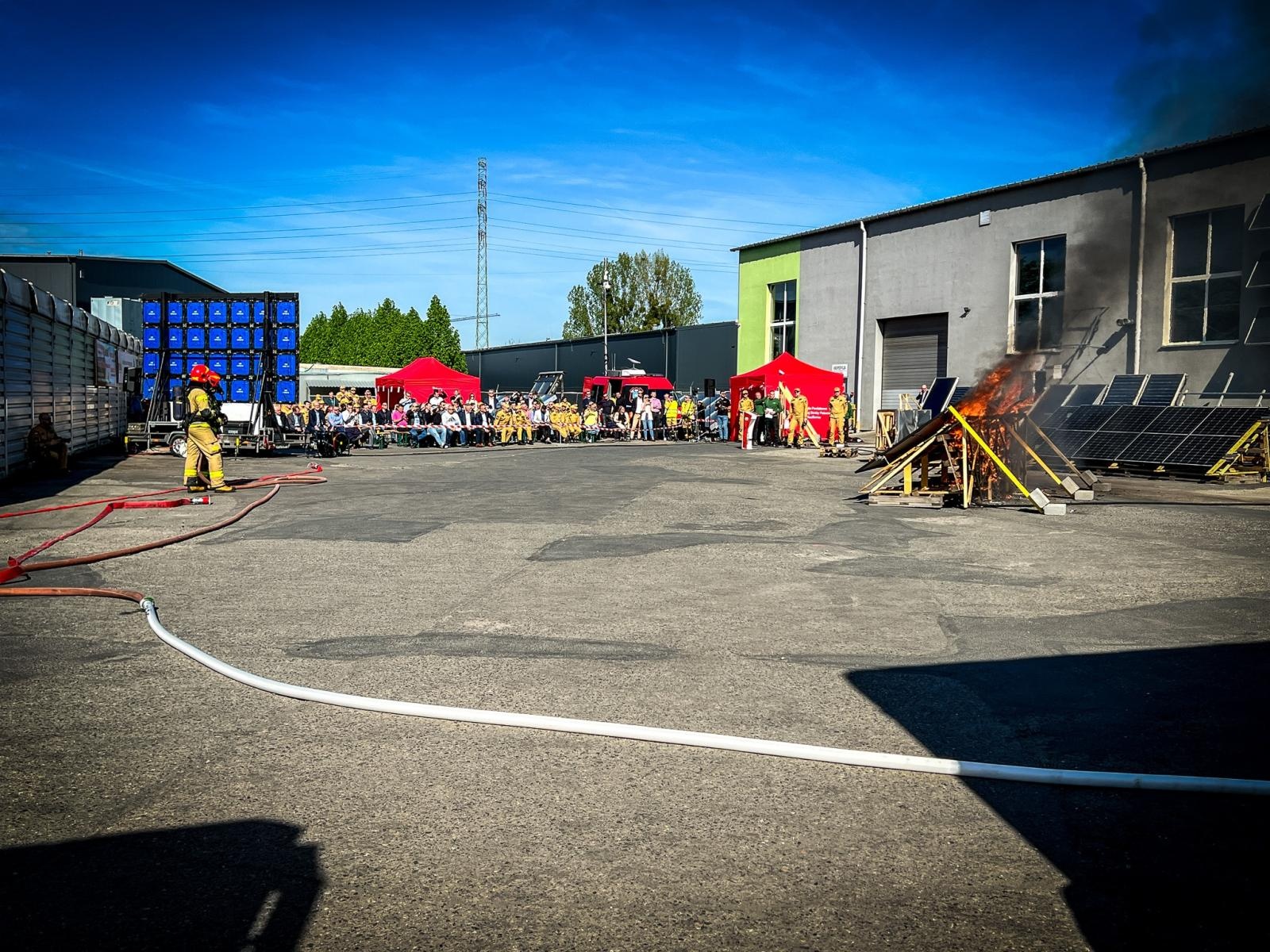 Zdjęcie w galerii na portalu naszraciborz.pl: Fotowoltaika w ogniu. Strażackie pokazy i konferencja w Raciborzu wiadomości z regionu