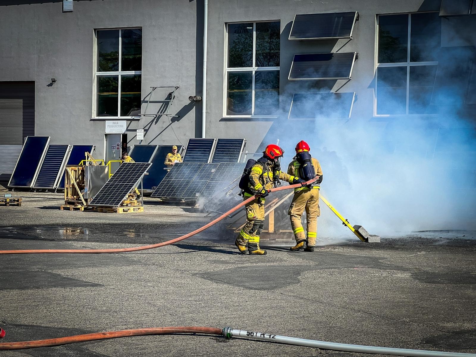 Zdjęcie w galerii na portalu naszraciborz.pl: Fotowoltaika w ogniu. Strażackie pokazy i konferencja w Raciborzu wiadomości z regionu