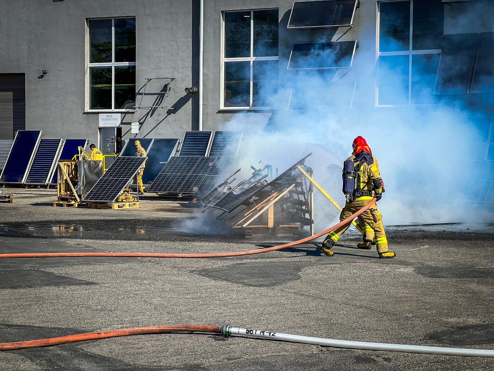 Zdjęcie w galerii na portalu naszraciborz.pl: Fotowoltaika w ogniu. Strażackie pokazy i konferencja w Raciborzu wiadomości z regionu