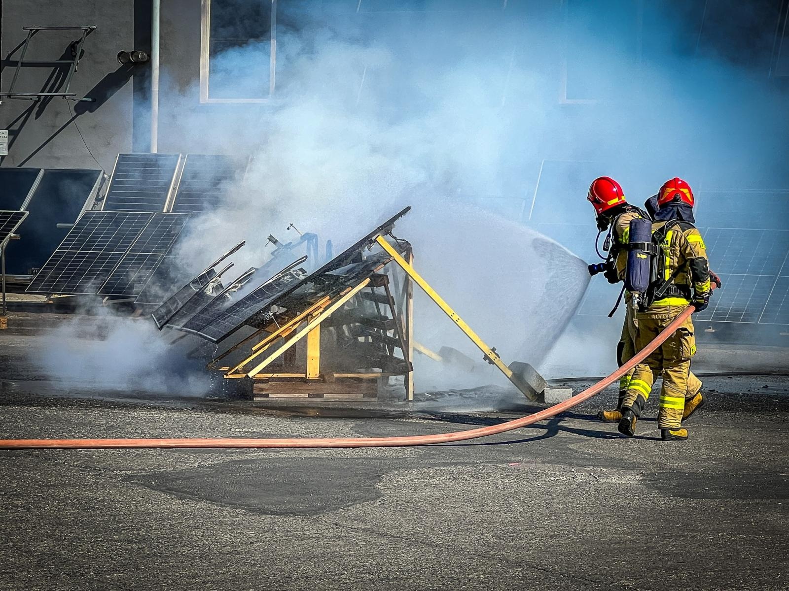 Zdjęcie w galerii na portalu naszraciborz.pl: Fotowoltaika w ogniu. Strażackie pokazy i konferencja w Raciborzu wiadomości z regionu