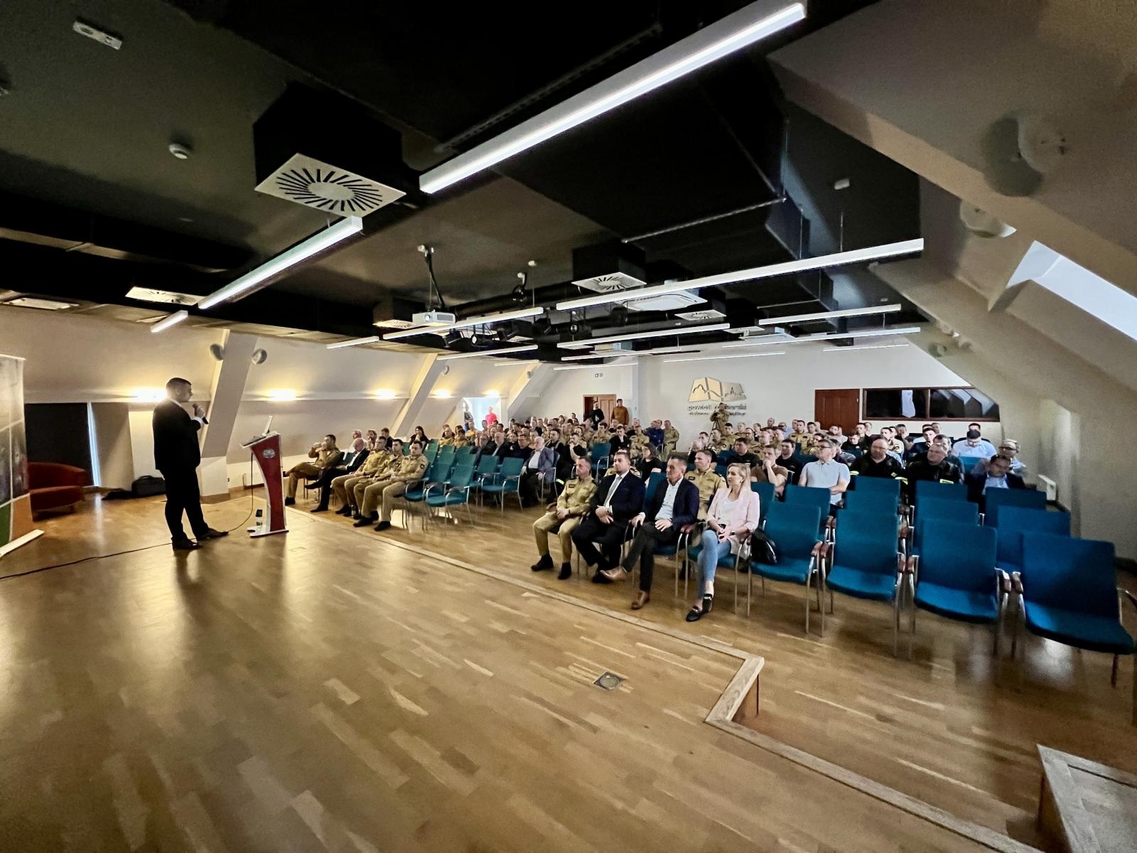 Zdjęcie w galerii na portalu naszraciborz.pl: Fotowoltaika w ogniu. Strażackie pokazy i konferencja w Raciborzu wiadomości z regionu