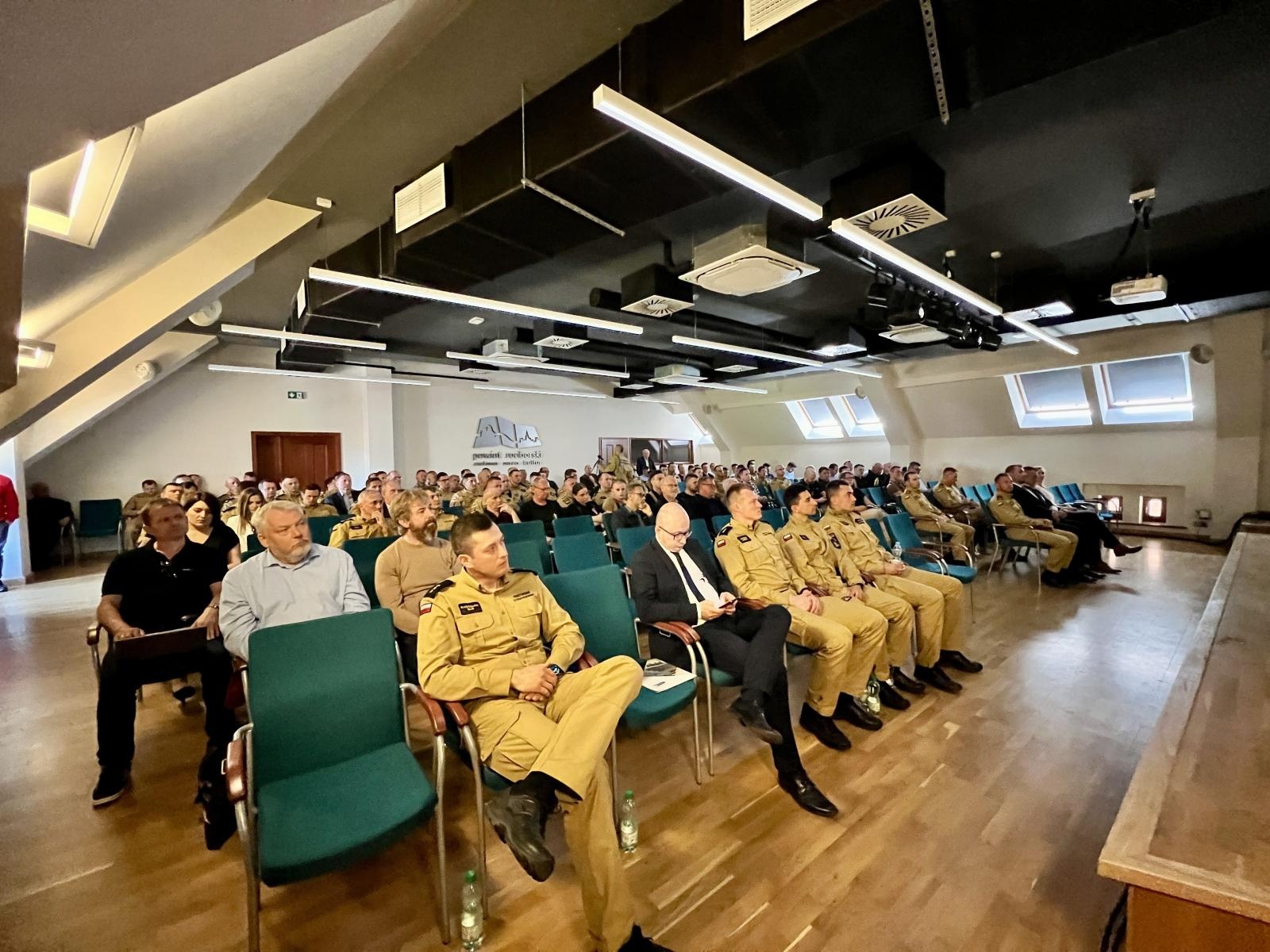 Zdjęcie w galerii na portalu naszraciborz.pl: Fotowoltaika w ogniu. Strażackie pokazy i konferencja w Raciborzu wiadomości z regionu
