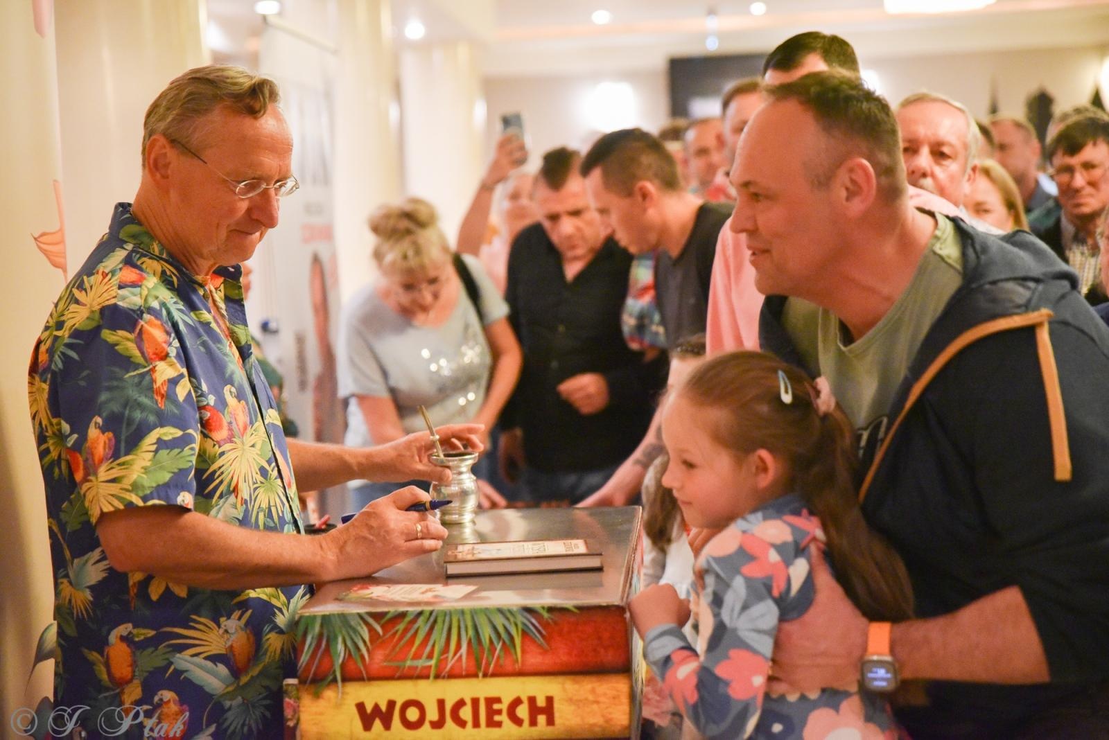 Zdjęcie w galerii na portalu naszraciborz.pl: Cejrowski ma w Raciborzu wielu fanów. Chętnie do nich wraca wiadomości z regionu