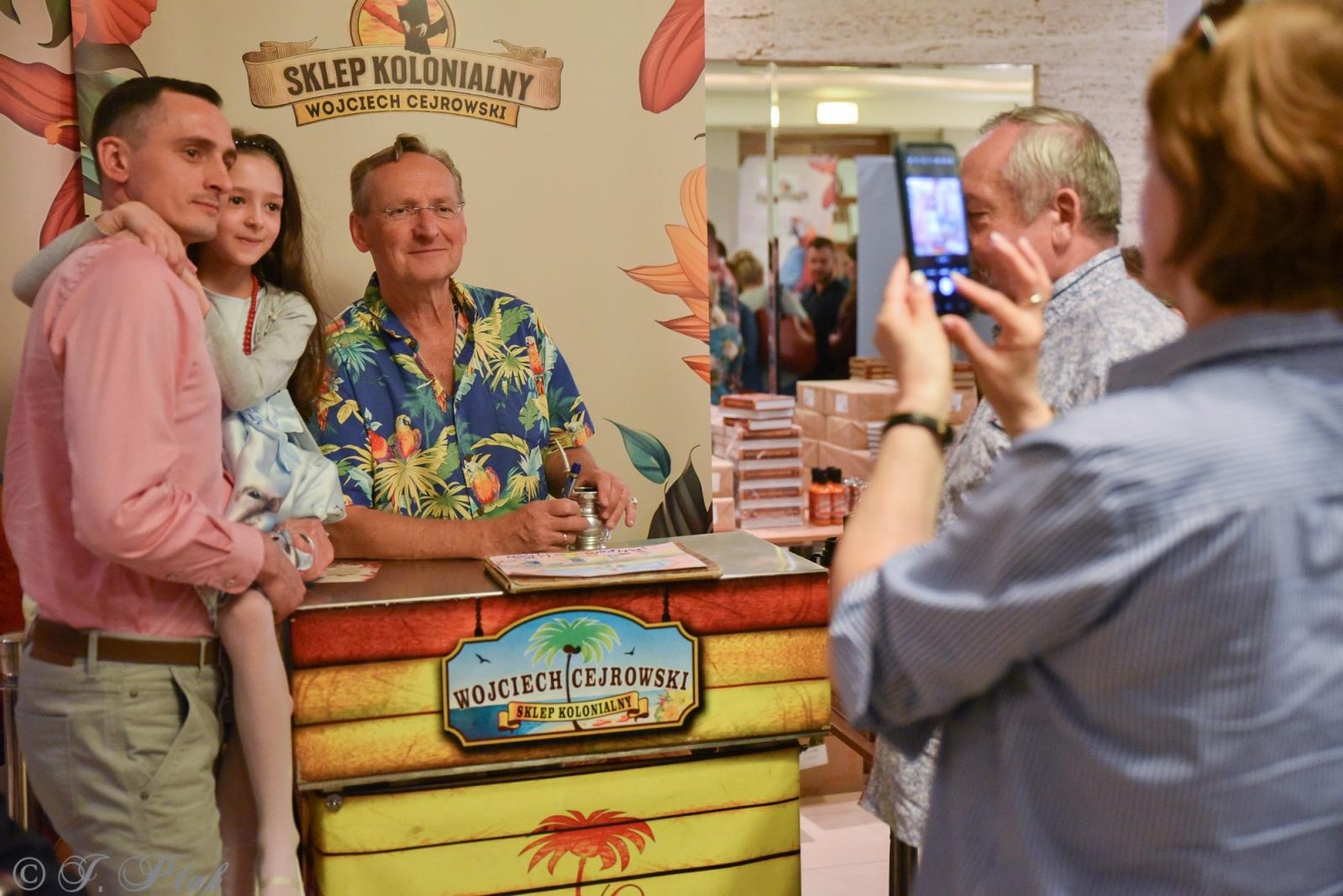 Zdjęcie w galerii na portalu naszraciborz.pl: Cejrowski ma w Raciborzu wielu fanów. Chętnie do nich wraca wiadomości z regionu