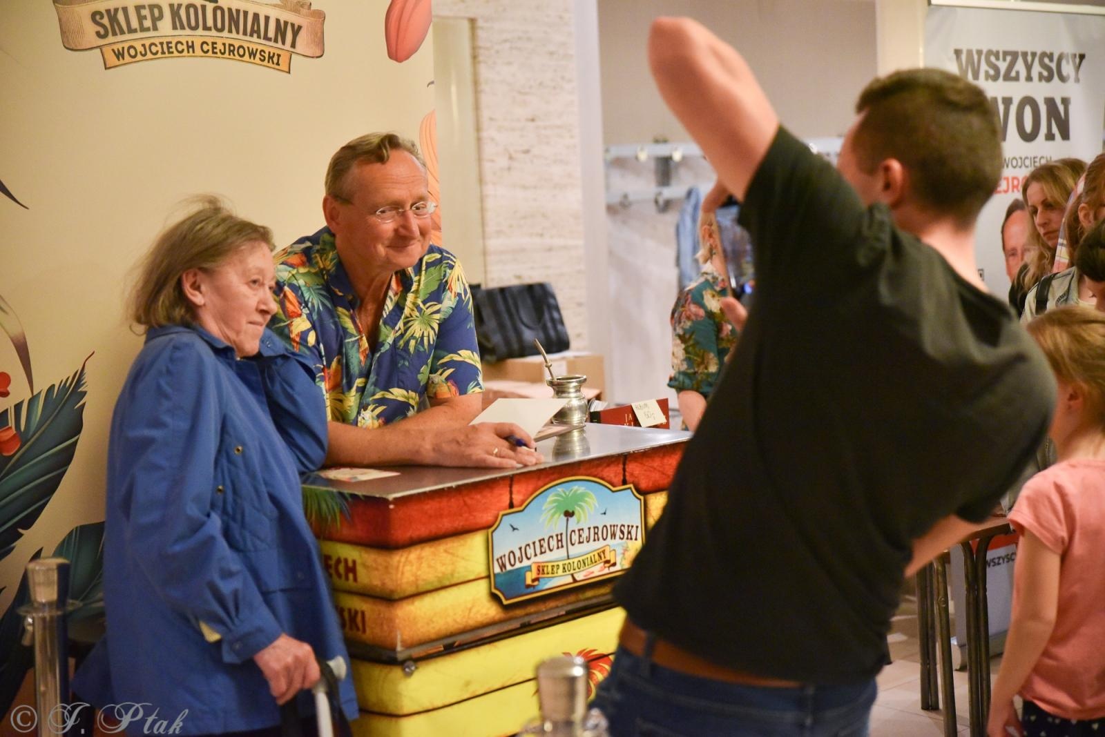 Zdjęcie w galerii na portalu naszraciborz.pl: Cejrowski ma w Raciborzu wielu fanów. Chętnie do nich wraca wiadomości z regionu