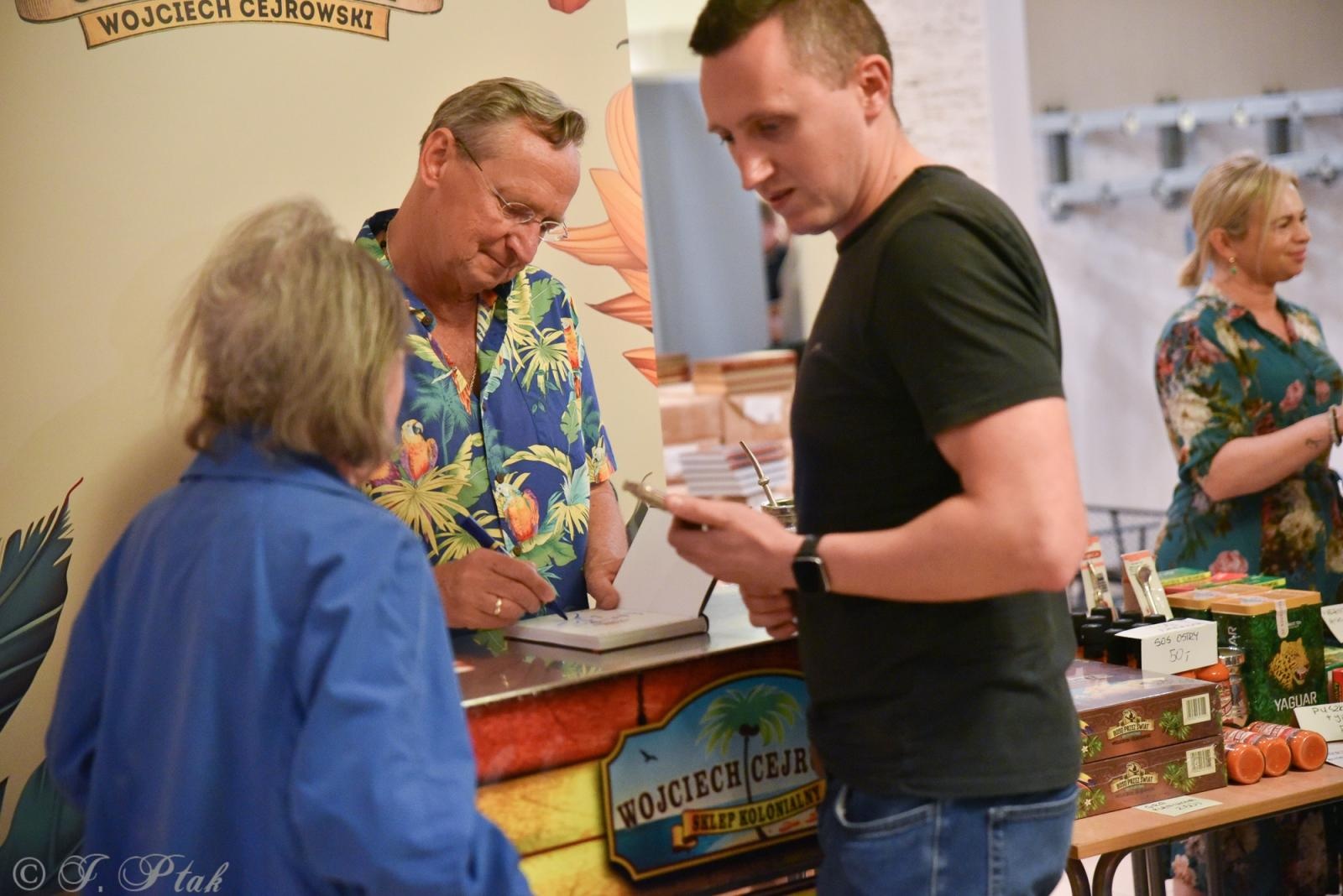 Zdjęcie w galerii na portalu naszraciborz.pl: Cejrowski ma w Raciborzu wielu fanów. Chętnie do nich wraca wiadomości z regionu