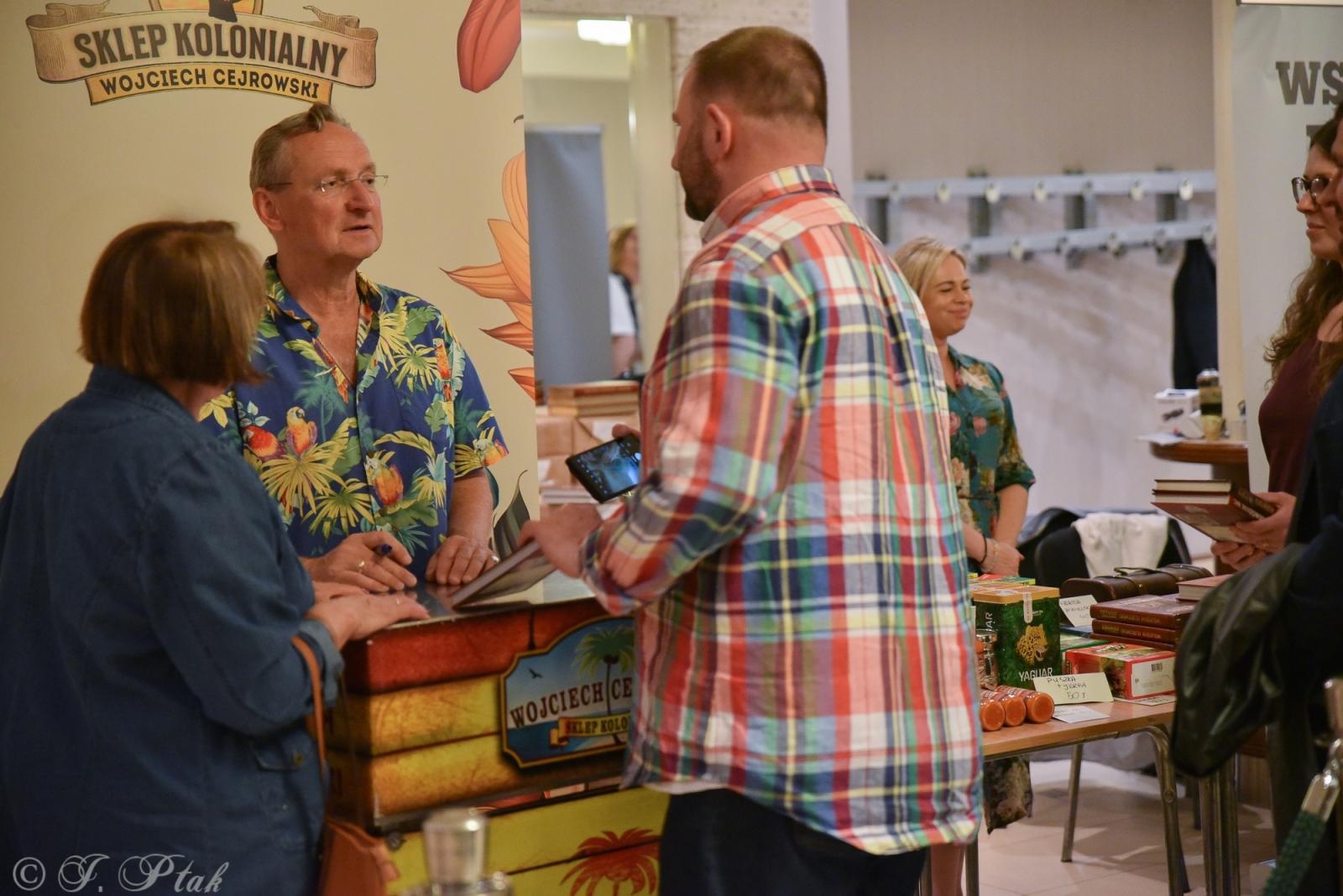 Zdjęcie w galerii na portalu naszraciborz.pl: Cejrowski ma w Raciborzu wielu fanów. Chętnie do nich wraca wiadomości z regionu