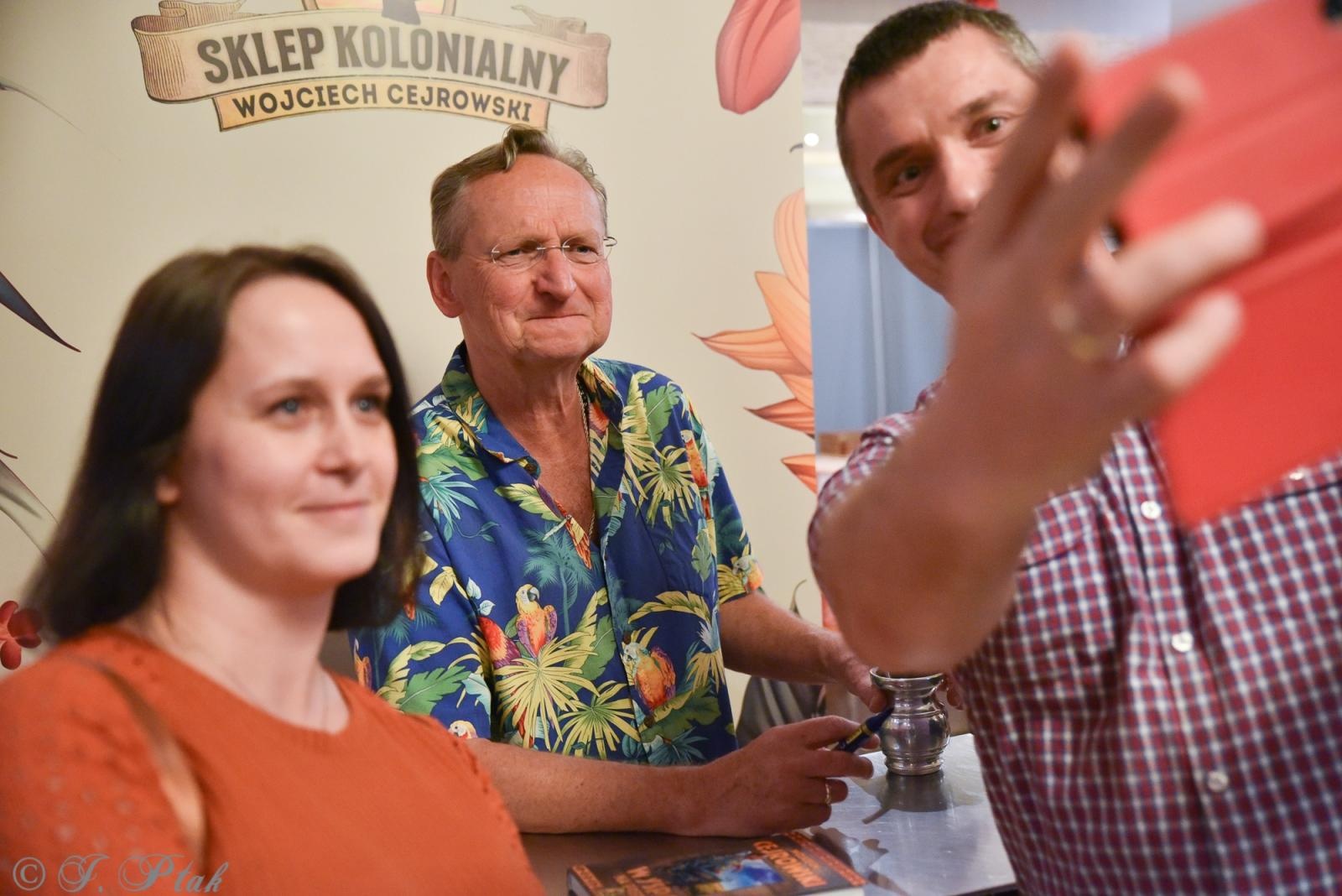 Zdjęcie w galerii na portalu naszraciborz.pl: Cejrowski ma w Raciborzu wielu fanów. Chętnie do nich wraca wiadomości z regionu