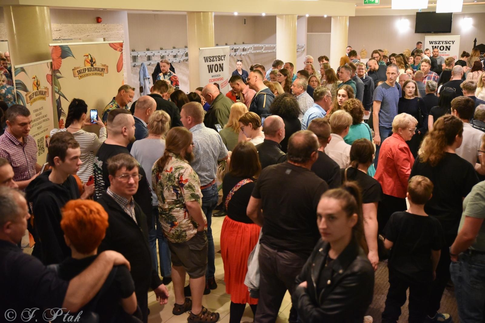 Zdjęcie w galerii na portalu naszraciborz.pl: Cejrowski ma w Raciborzu wielu fanów. Chętnie do nich wraca wiadomości z regionu